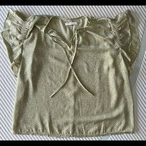 Mustard Seed Large women’s top with cute front tie and ruffle sleeves!